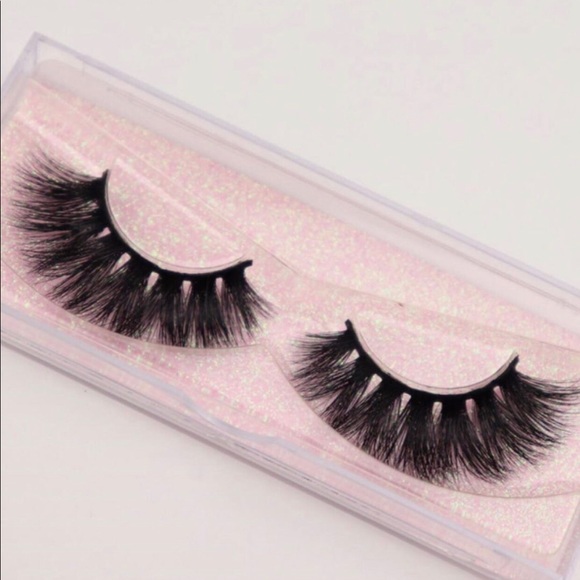 False eyelashes - Picture 2 of 4